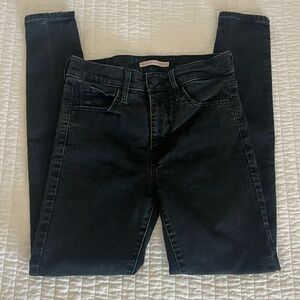 High-Rise Levi’s Skinny Jeans 👖
